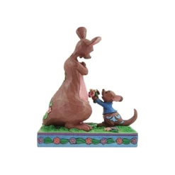 Enesco - Disney Tradition - Winnie L'Ourson "The Sweetest Gift" - Petit Gourou offrant des fleurs a sa maman - By Jim Shore
