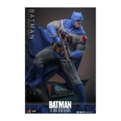 Hot Toys - BATMAN - Batman: The Dark Knight Returns (Battle Damaged Version) Comic Masterpiece 1/6