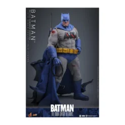 Hot Toys - BATMAN - Batman: The Dark Knight Returns (Battle Damaged Version) Comic Masterpiece 1/6