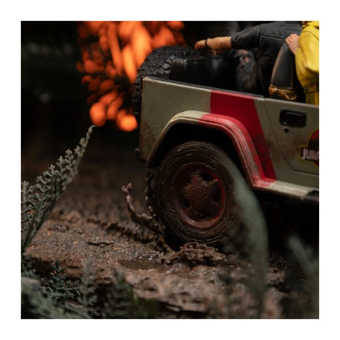 Iron Studios - Jurassic Park Demi Art Scale T-Rex Chase 1/20