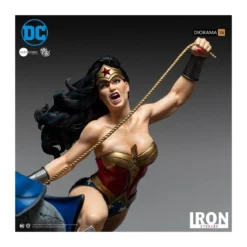 IRON STUDIOS - Wonder Woman Vs Darkseid Diorama by Ivan Reis 1/6 - DC Comics