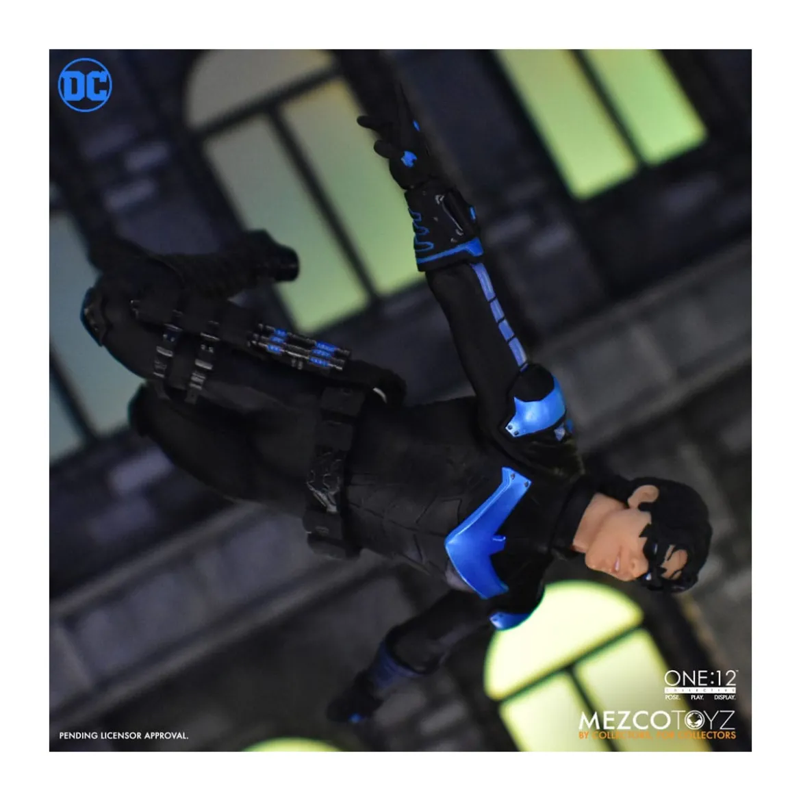Mezco One 12 - NIGHTWING - DC Comics