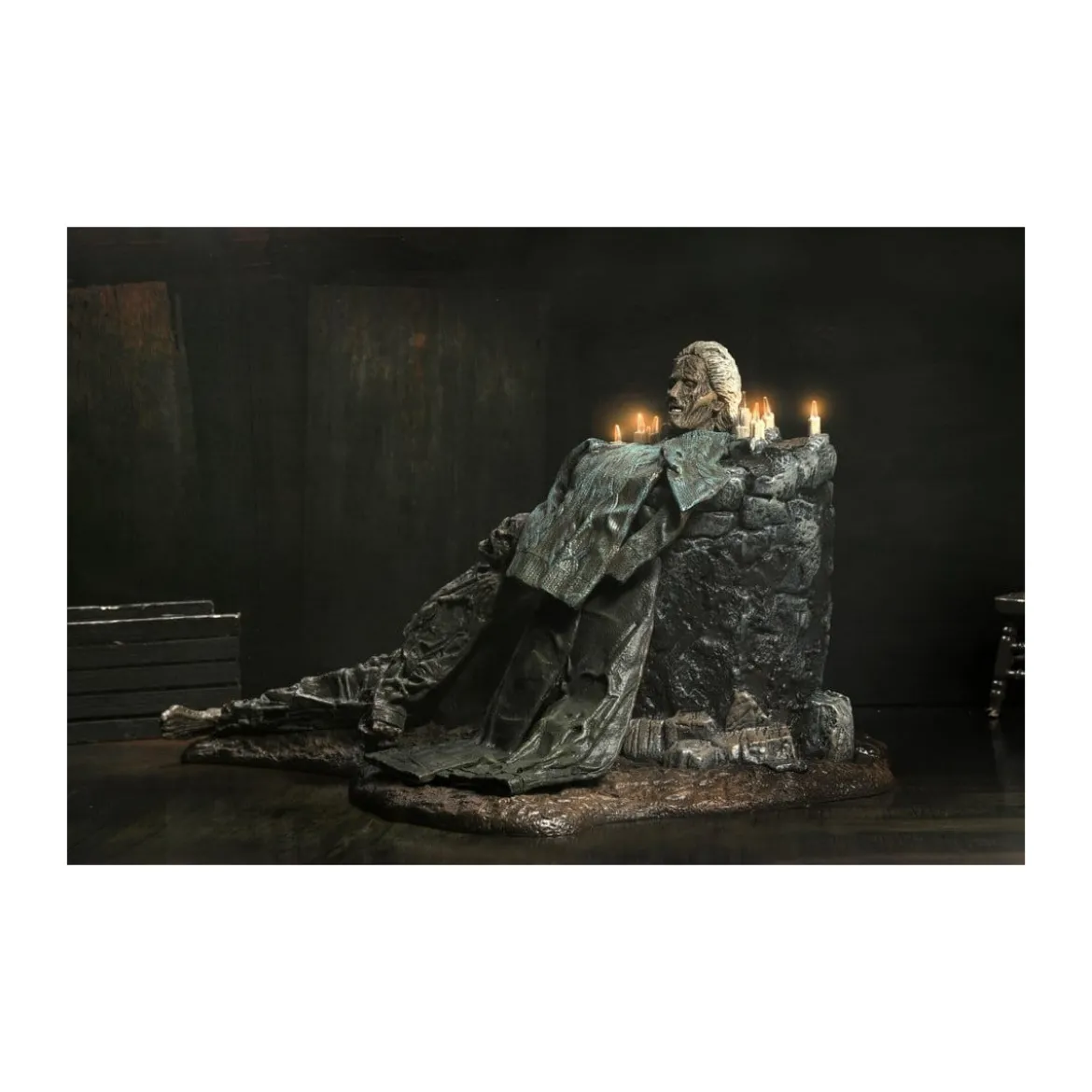 Neca Friday the 13th: The Game - Diorama Pamela Shrine