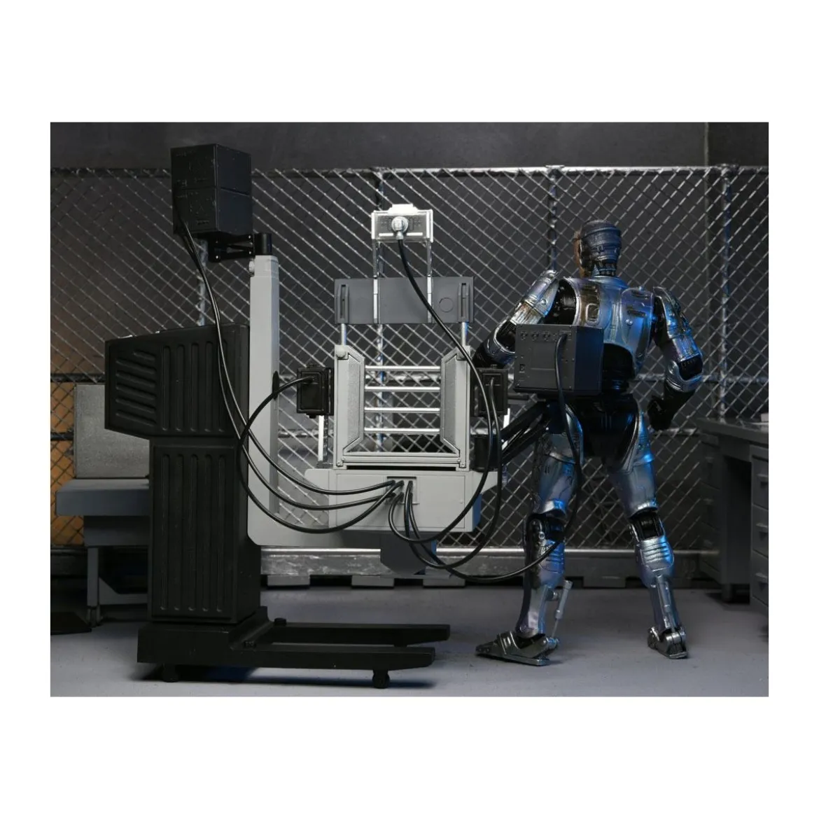 Neca - RoboCop - Ultimate Battle Damaged RoboCop with Chair