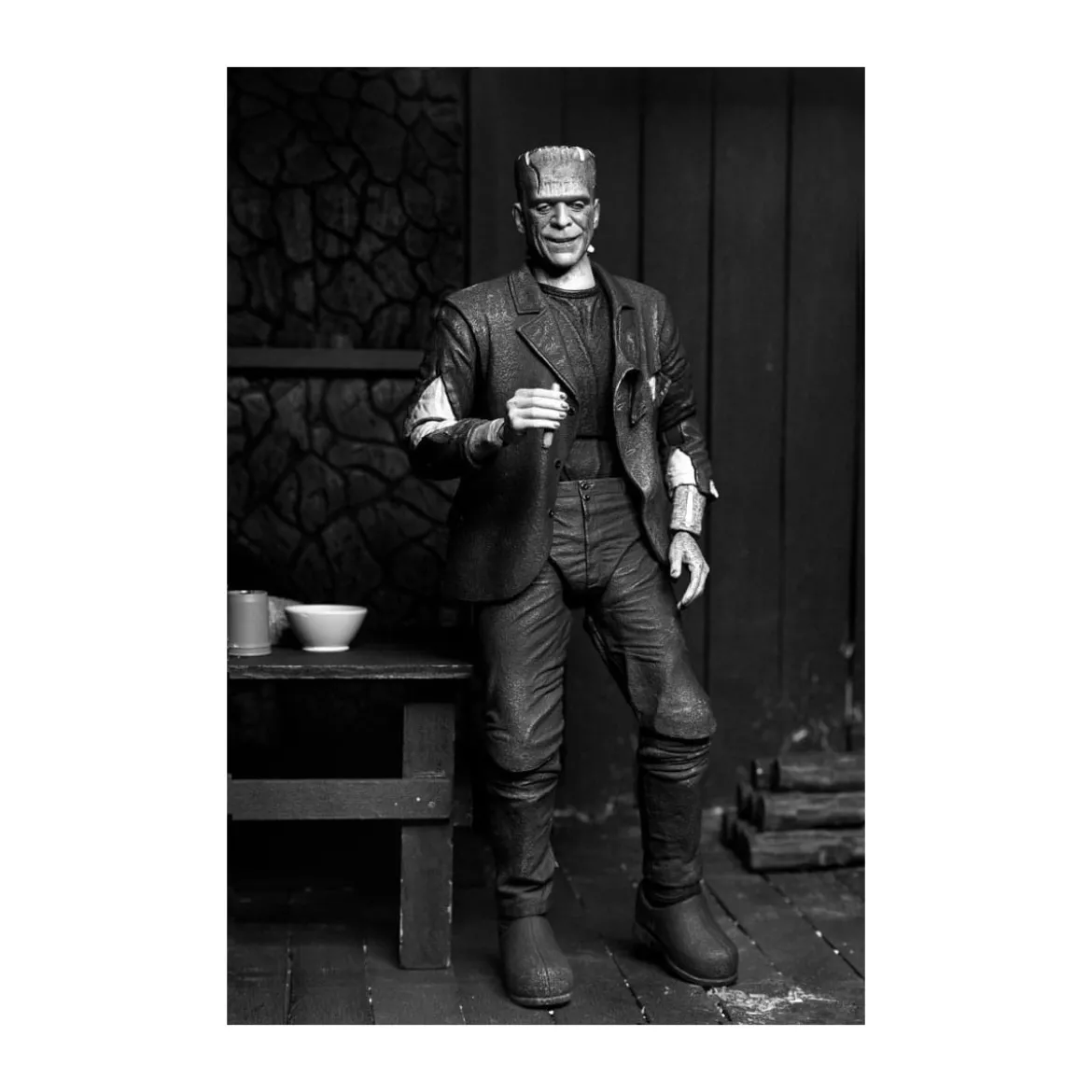 NECA - Ultimate Frankenstein's Monster (Bride of Frankenstein) Black & White Version - Universal Monsters