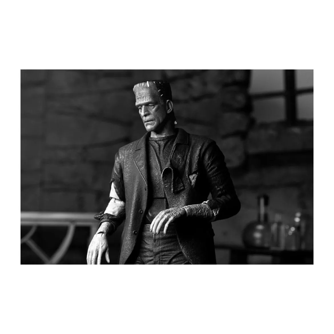 NECA - Ultimate Frankenstein's Monster (Bride of Frankenstein) Black & White Version - Universal Monsters