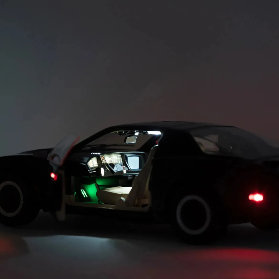 Takara Tomy - Knight Rider K2000 - Die Cast K.I.T.T 1/10