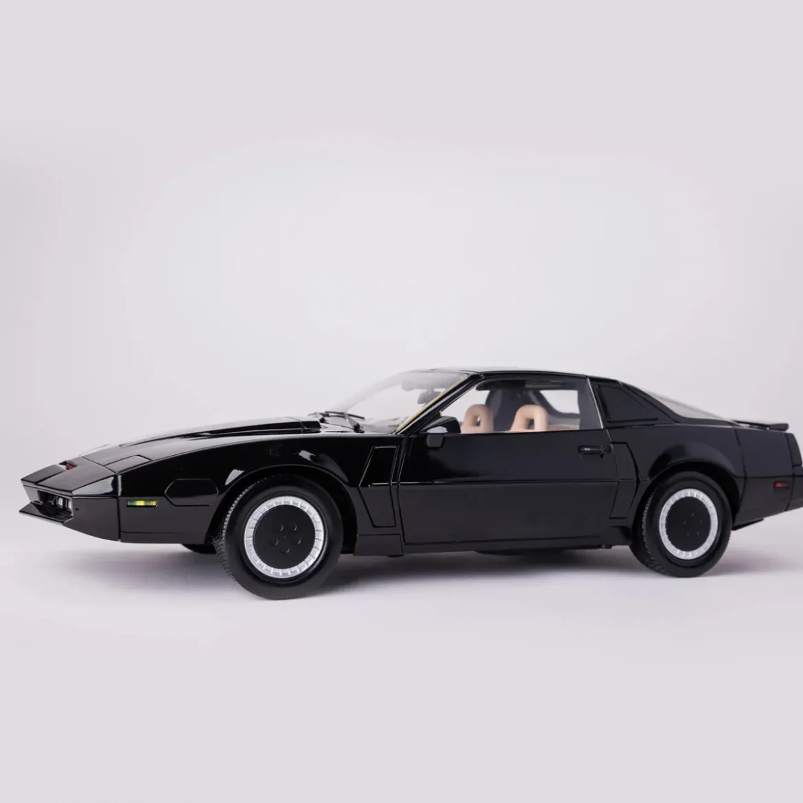 Takara Tomy - Knight Rider K2000 - Die Cast K.I.T.T 1/10
