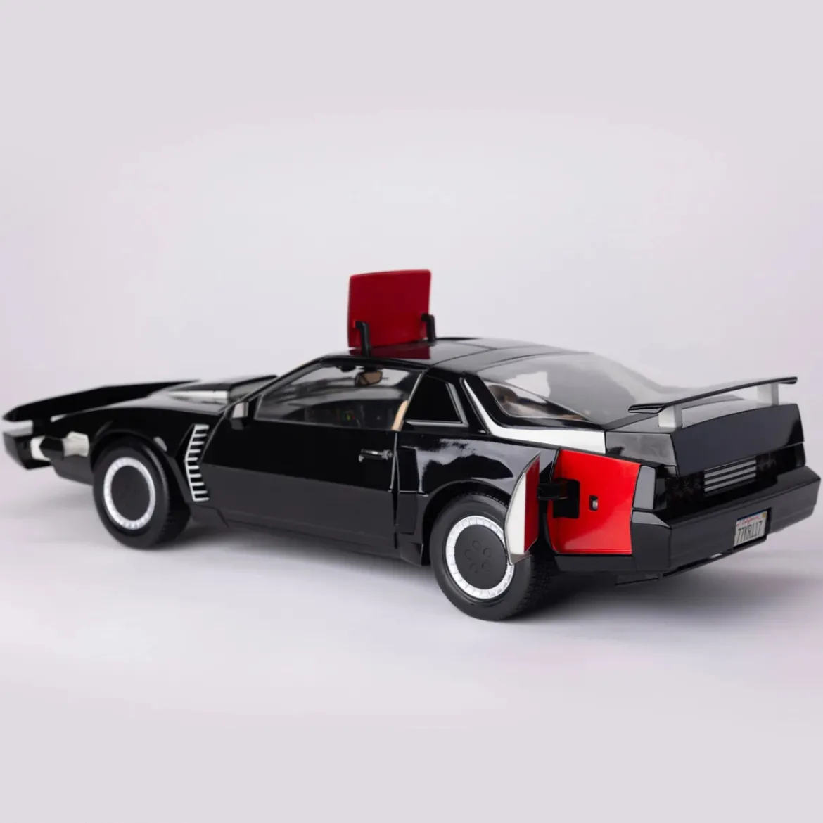 Takara Tomy - Knight Rider K2000 - Die Cast K.I.T.T 1/10